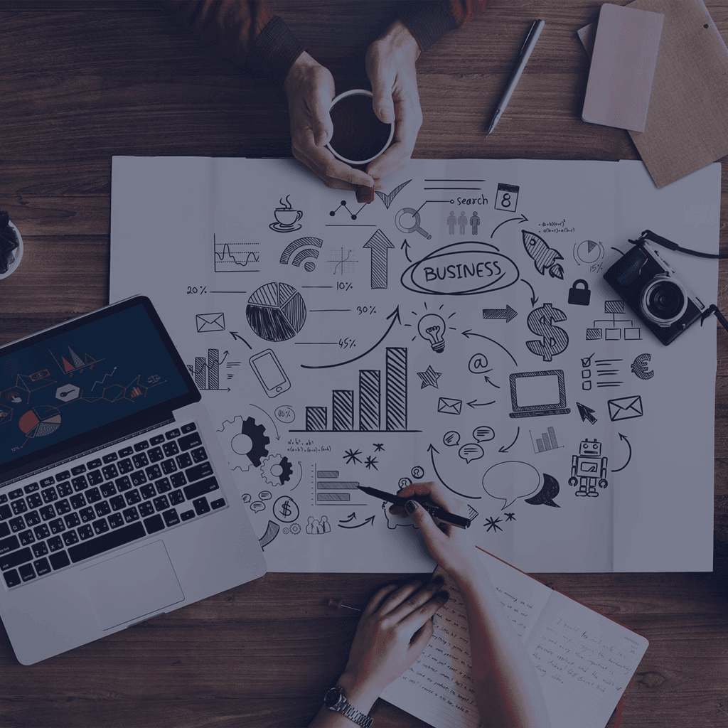 Mesa de trabalho com planejamento de gestão de marca e marketing digital.