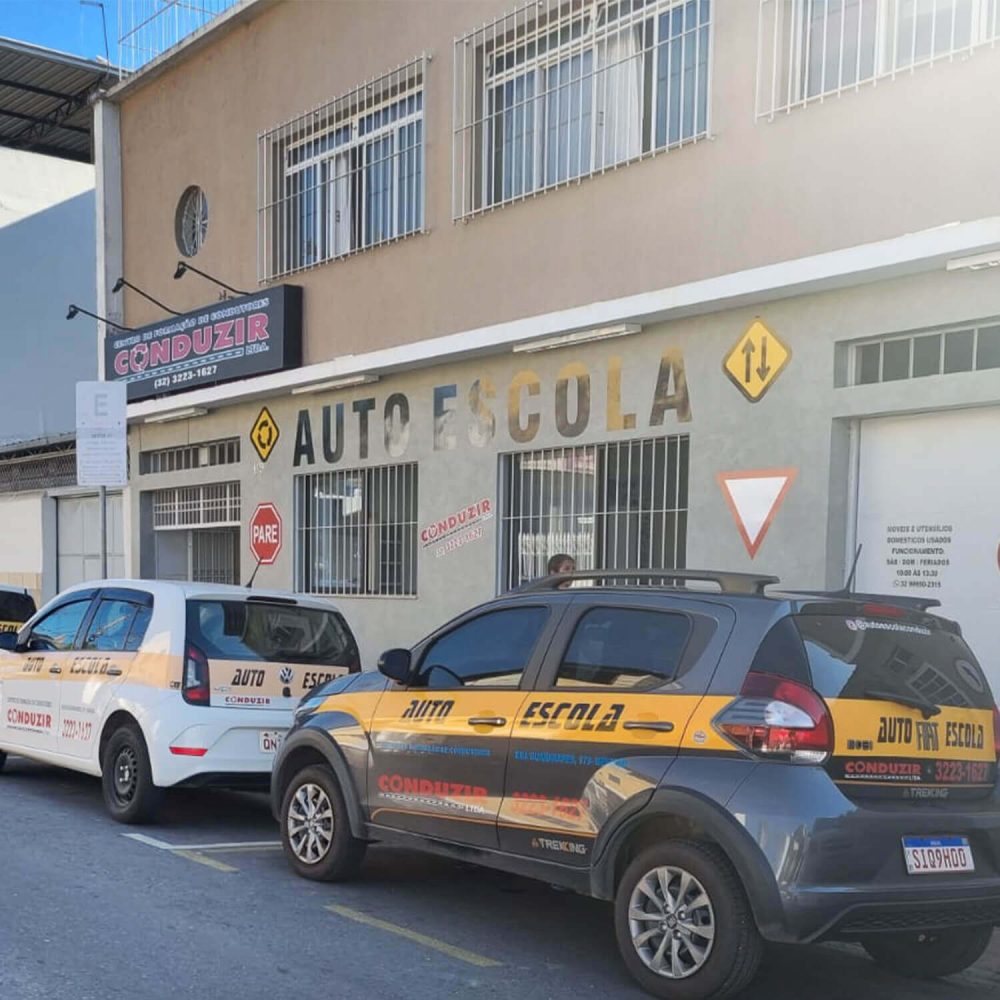 Fachada da autoescola Conduzir em Juiz de Fora com veículos estacionados.