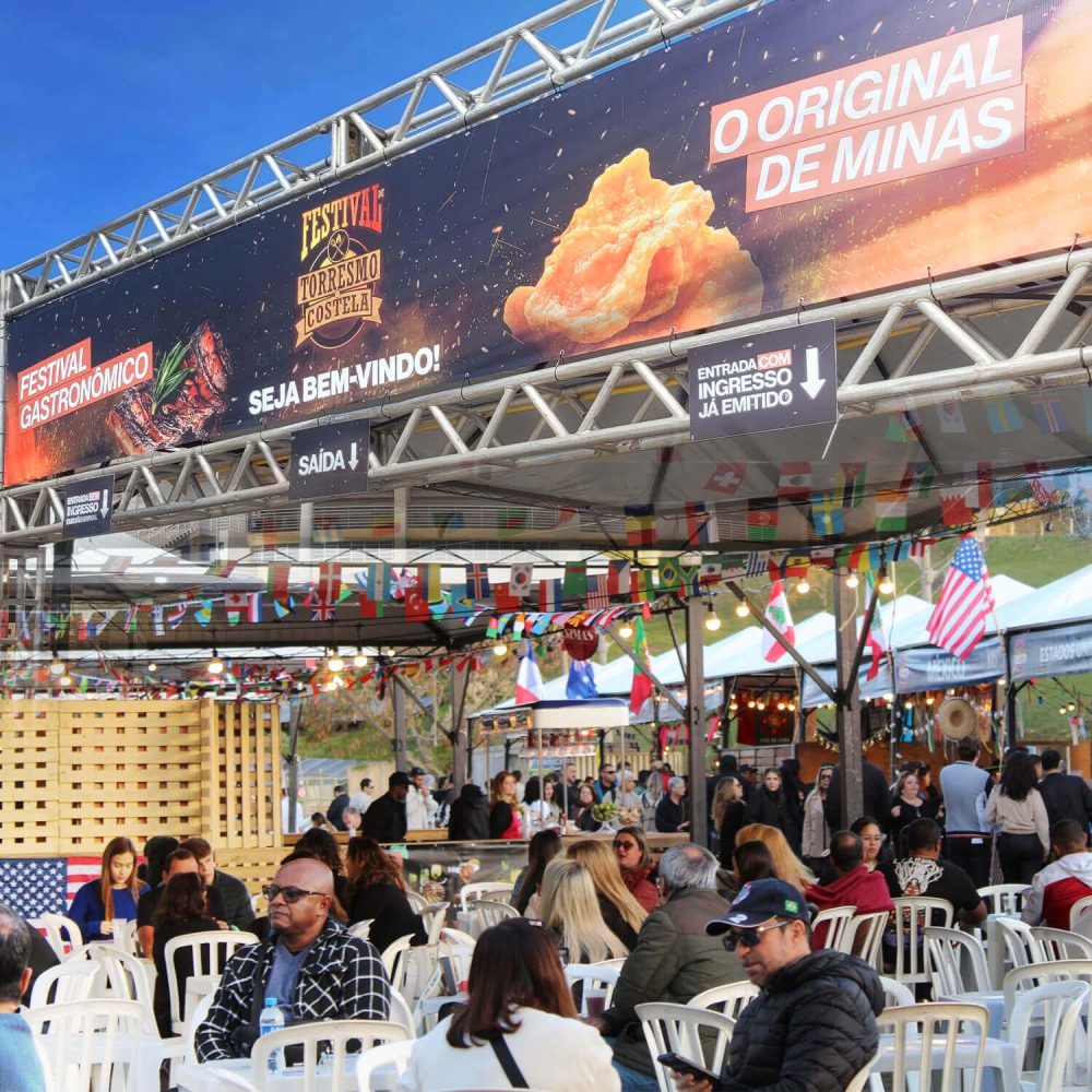 Festival gastronômico com público e estandes decorados em Juiz de Fora
