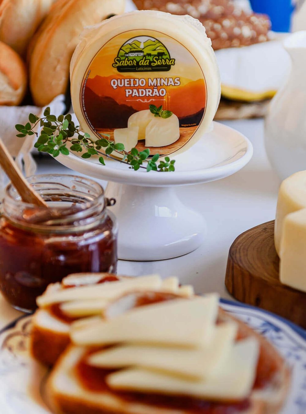 Queijo Minas Padrão com geleia e pão, representando o Sabor da Serra.